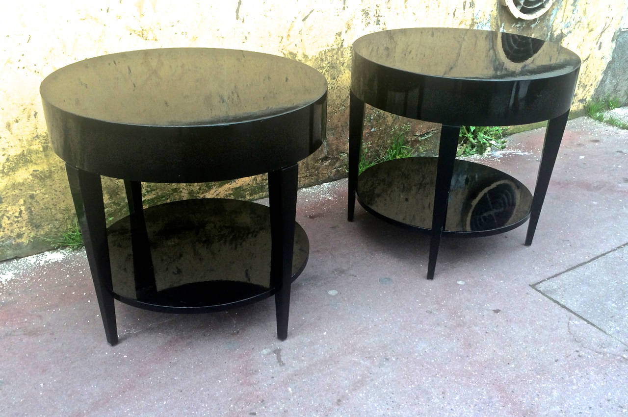 Black Lacquered Pair of Two-Tier Side Tables In Excellent Condition For Sale In Paris, ile de france
