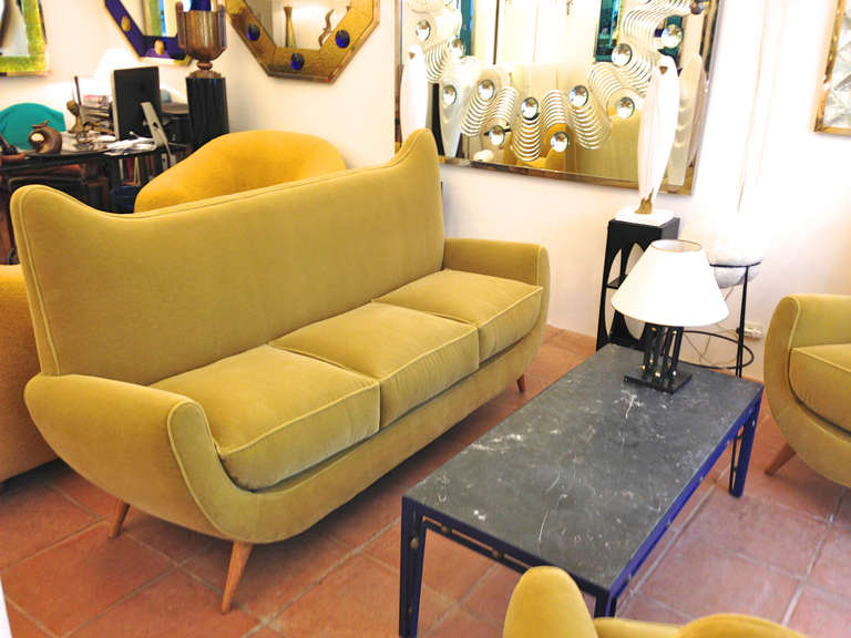 Dokumentierte Salon-Modell „ Ambassador“-Kommode und zwei Stühle von Jean Royere (Französisch) im Angebot