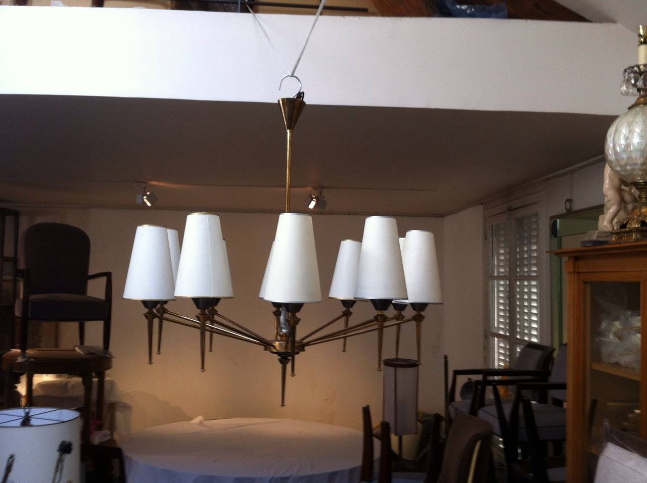 Mid-20th Century Italian Ten-Light Chandelier in Brass and Oxidized Metal For Sale