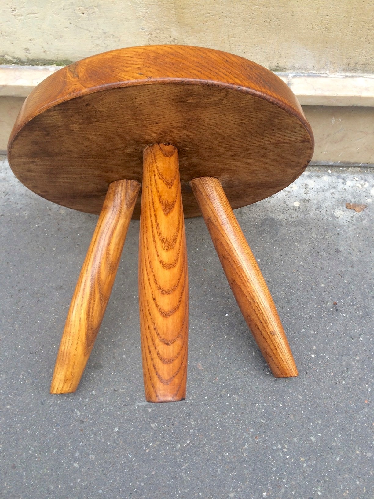 Charlotte Perriand Ash Tree Tripod Stool in Vintage Condition In Excellent Condition In Paris, ile de france