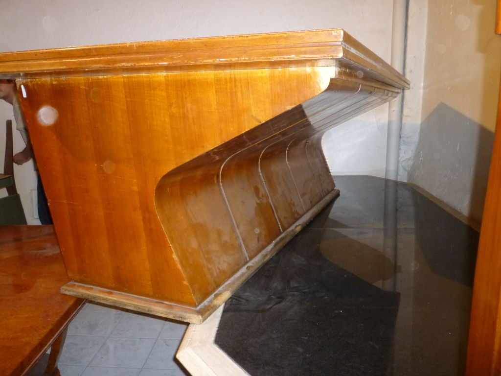 Italian Desk with Nine Drawers and Aerodynamic Design In Good Condition For Sale In Paris, ile de france