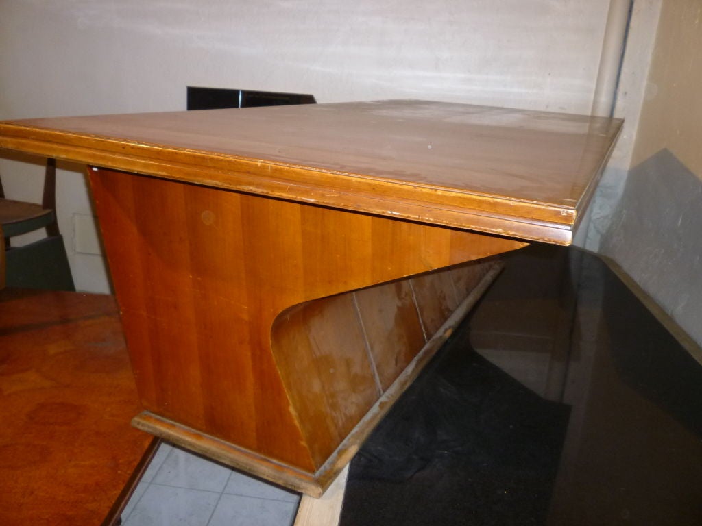 Mid-20th Century Italian Desk with Nine Drawers and Aerodynamic Design For Sale