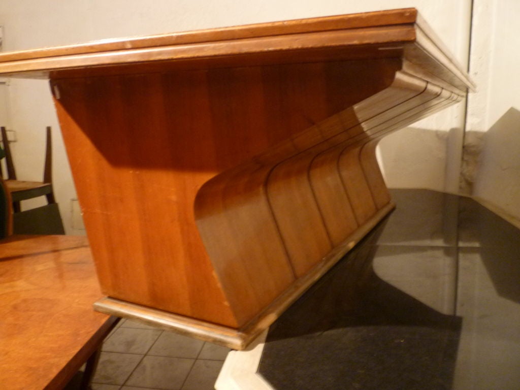Italian Desk with Nine Drawers and Aerodynamic Design For Sale 1