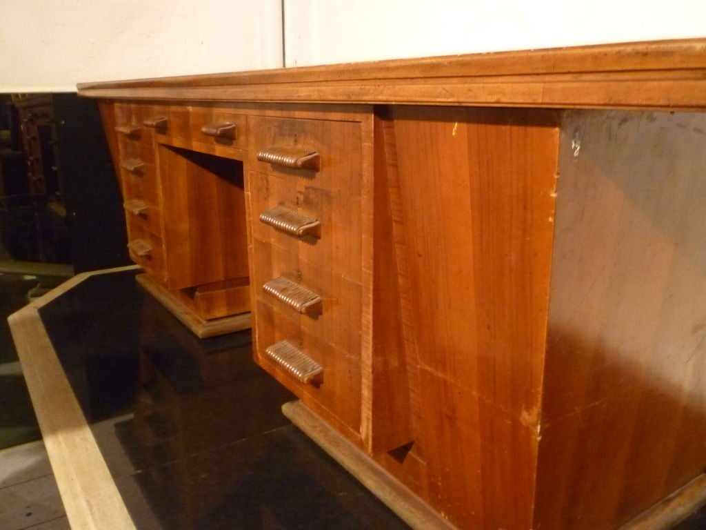 Italian Desk with Nine Drawers and Aerodynamic Design For Sale 2