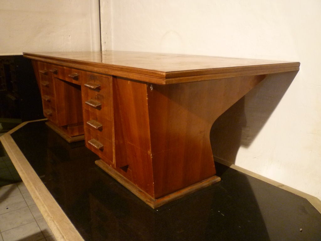 Italian Desk with Nine Drawers and Aerodynamic Design For Sale 4