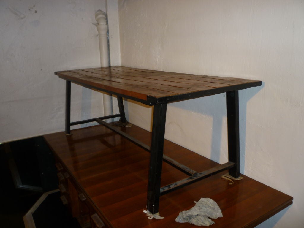 Mid-20th Century French Long Workshop Table in Iron and Mahogany Top For Sale