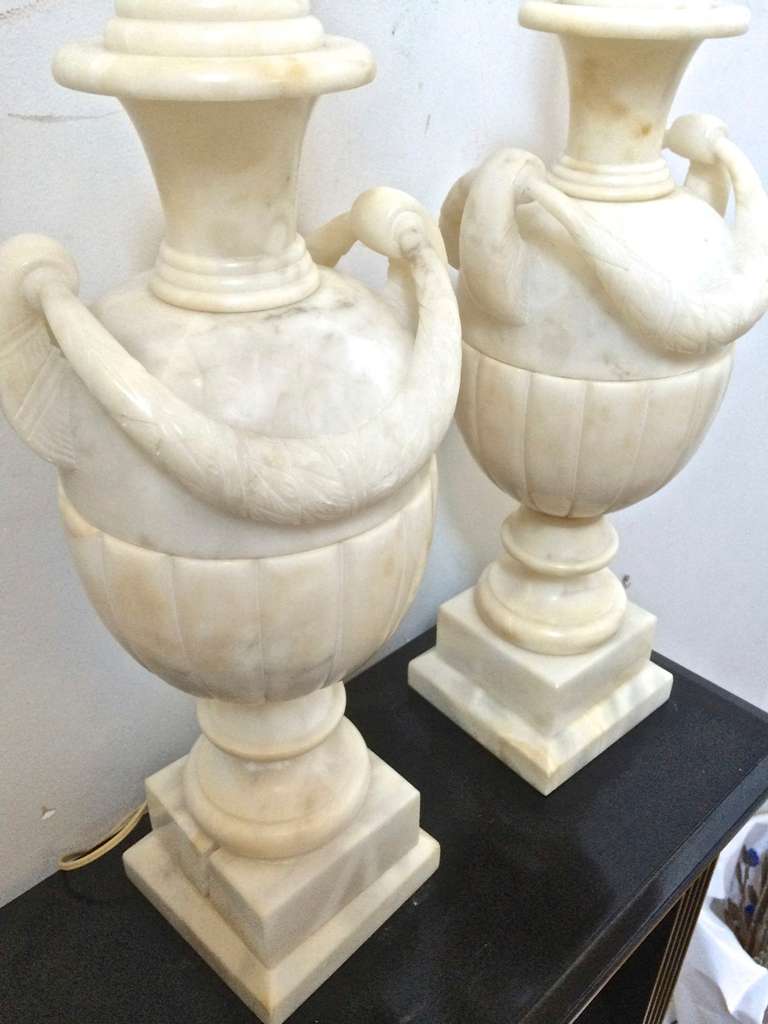 Awesome Pair of Refined Marble Carved Urn, Pair of Lamps, circa 1940s In Good Condition For Sale In Paris, ile de france