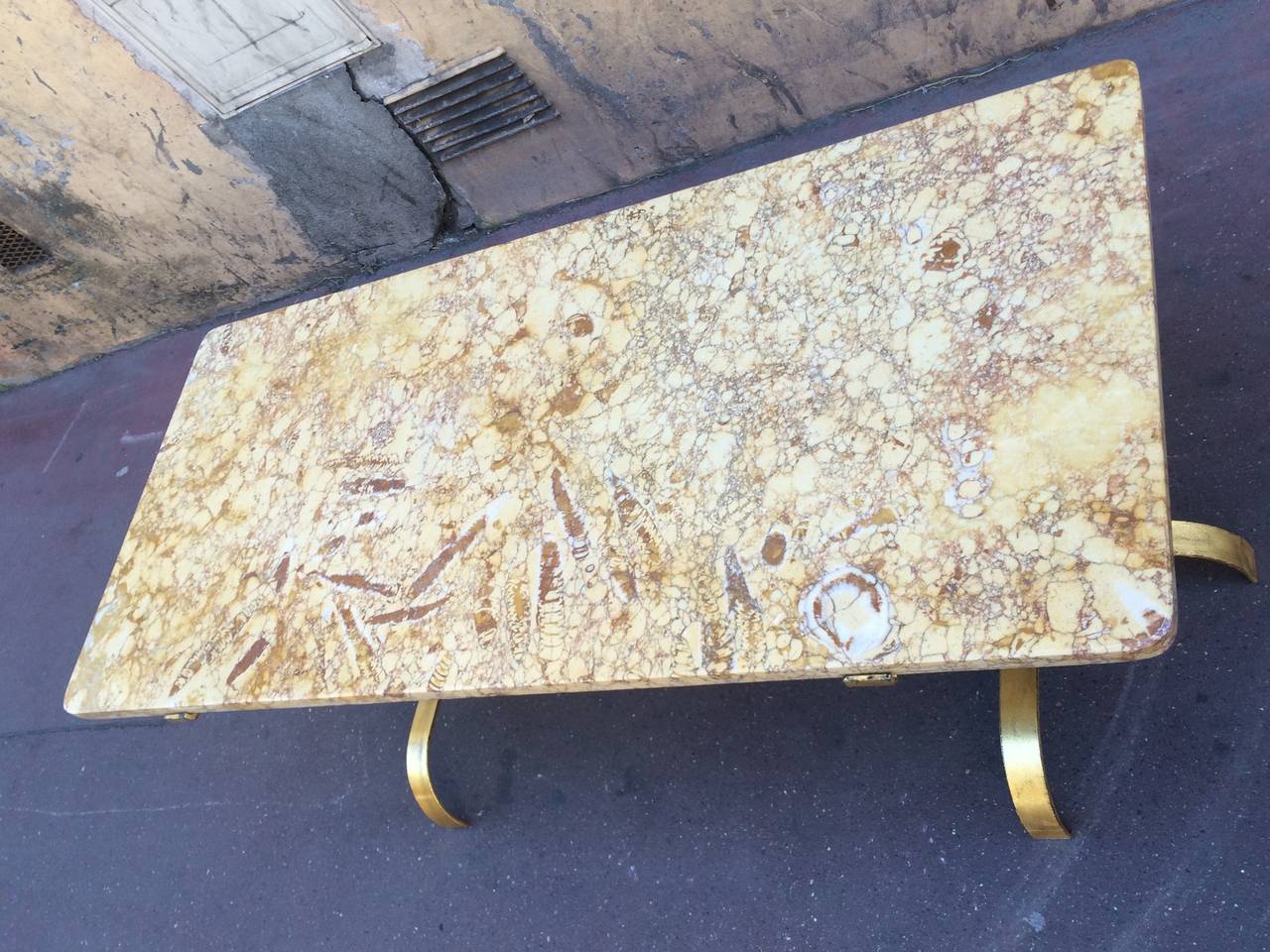 Spectacular Two Globes Gold Leaf Coffee Table with Fossil Marble Top In Excellent Condition For Sale In Paris, ile de france