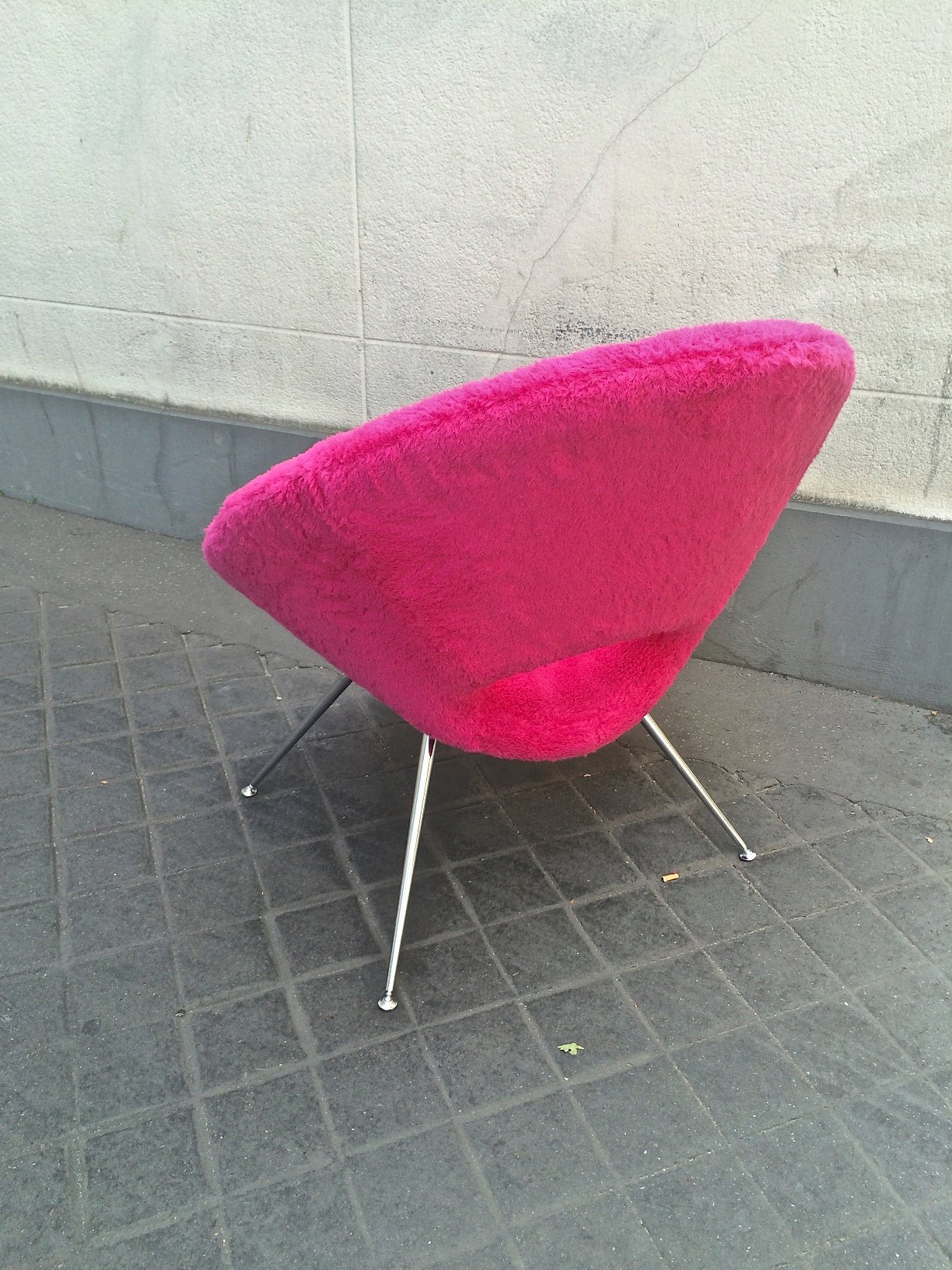 French Pair of Pink Wool Faux Fur 1970s Flying Saucer Chairs For Sale