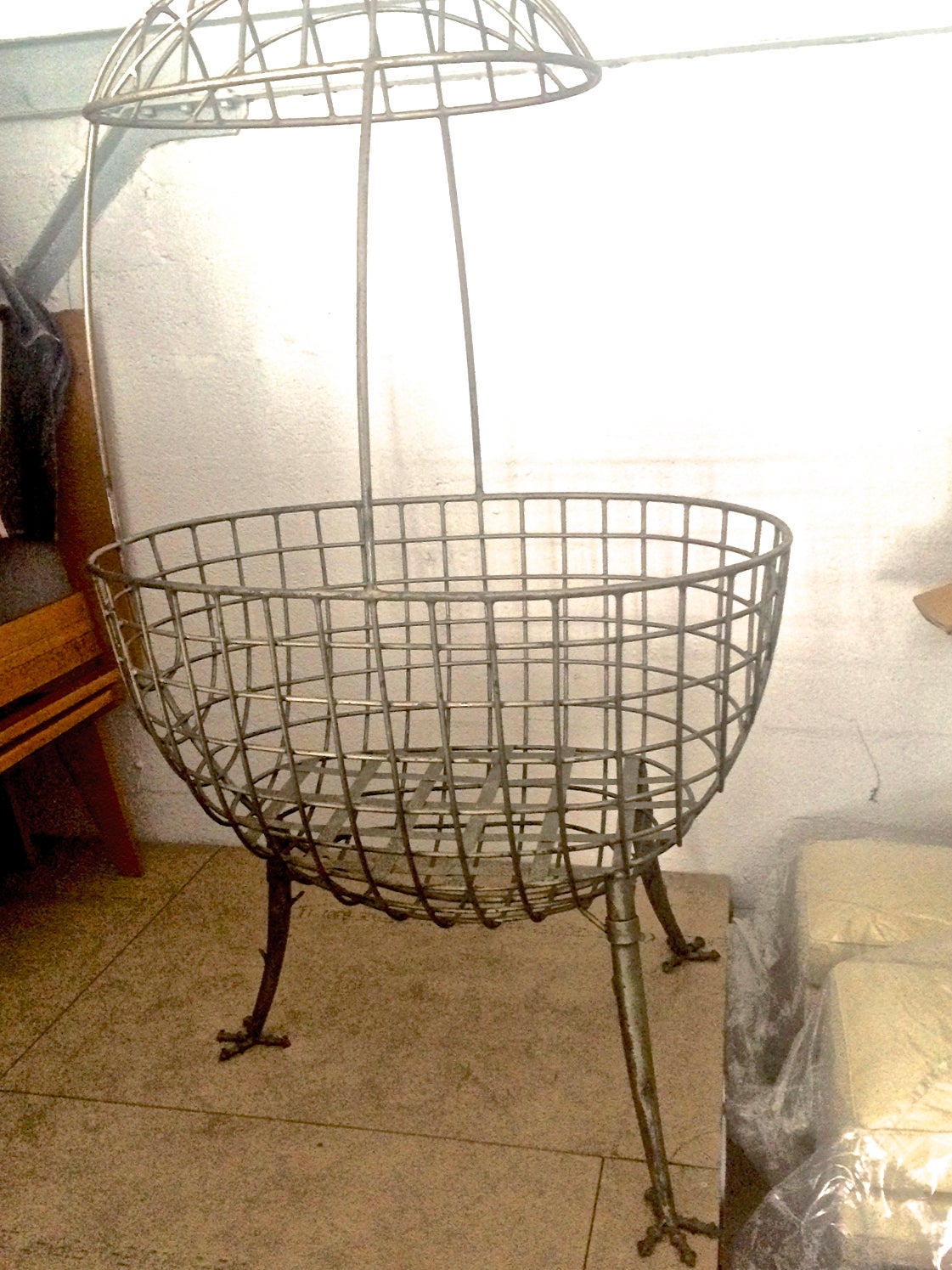 Egg-Shape Cradle in Sculptured Wrought Iron with Chicken Legs For Sale 2