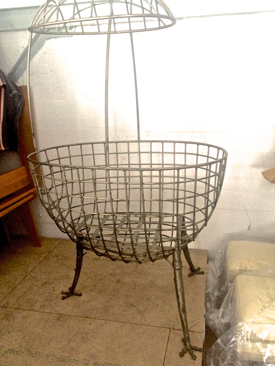 Mid-20th Century Egg-Shape Cradle in Sculptured Wrought Iron with Chicken Legs For Sale