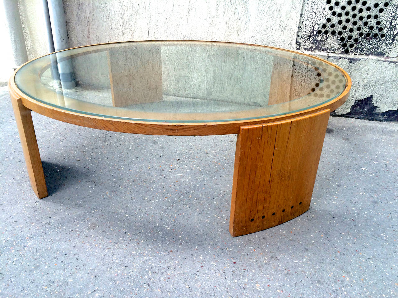 Jacques Adnet Very Large Round Coffee Table in Oak and Glass Top For Sale 2