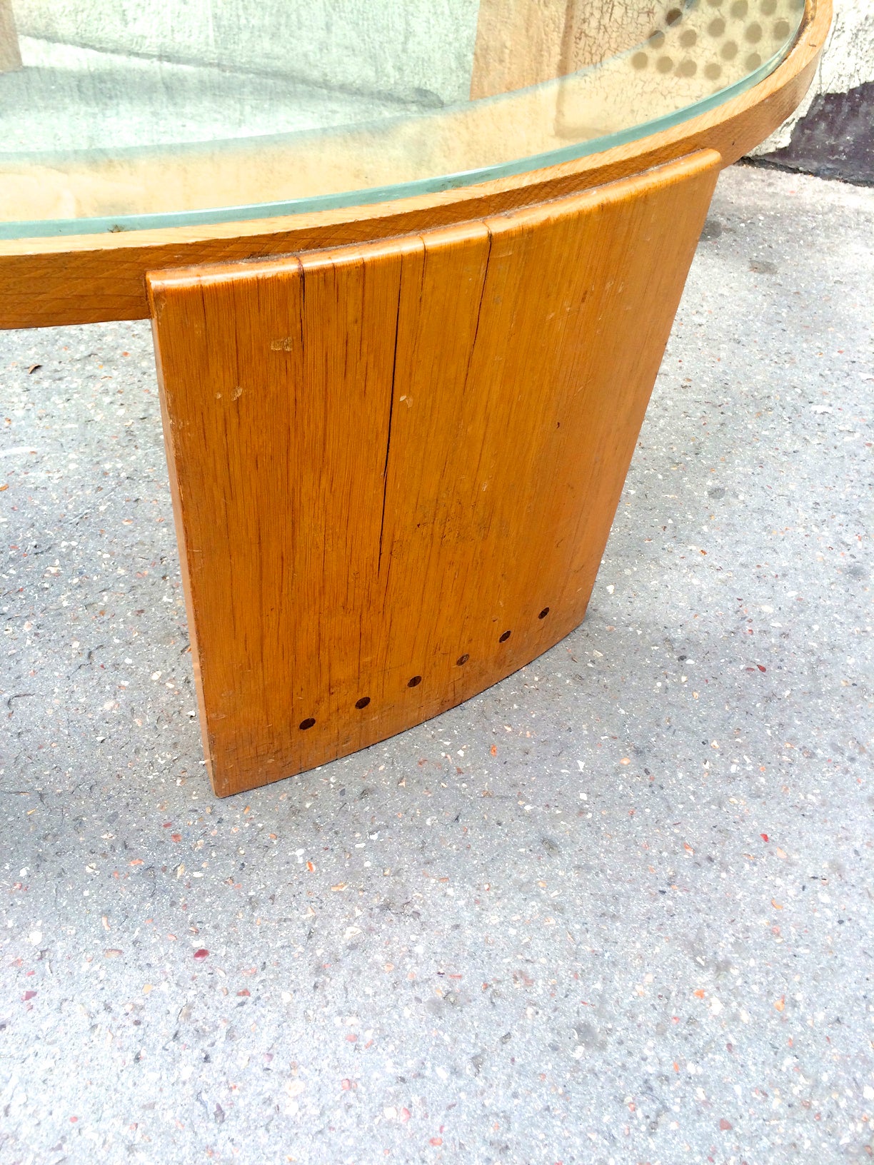 Jacques Adnet Very Large Round Coffee Table in Oak and Glass Top In Good Condition For Sale In Paris, ile de france