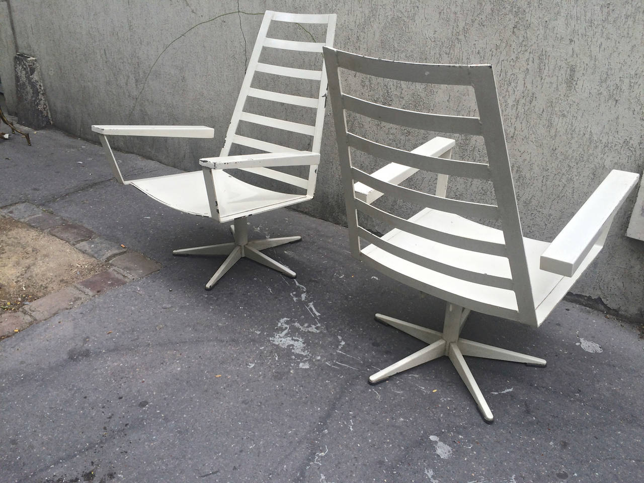 Lacquered French Riviera 1950s Pair of Awesome Swimming Pool Swivel Chairs For Sale