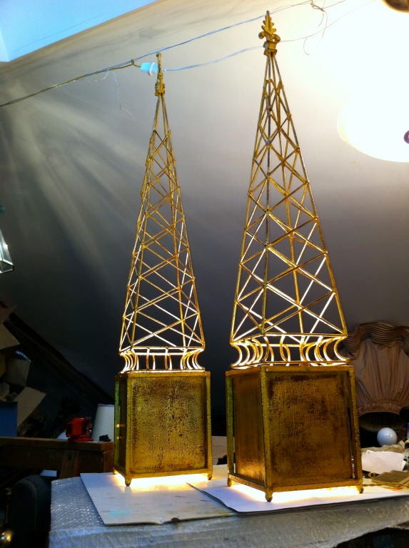 Spectacular Obelisk Gold Leaf Wrought Iron Pair of Lamps In Good Condition For Sale In Paris, ile de france