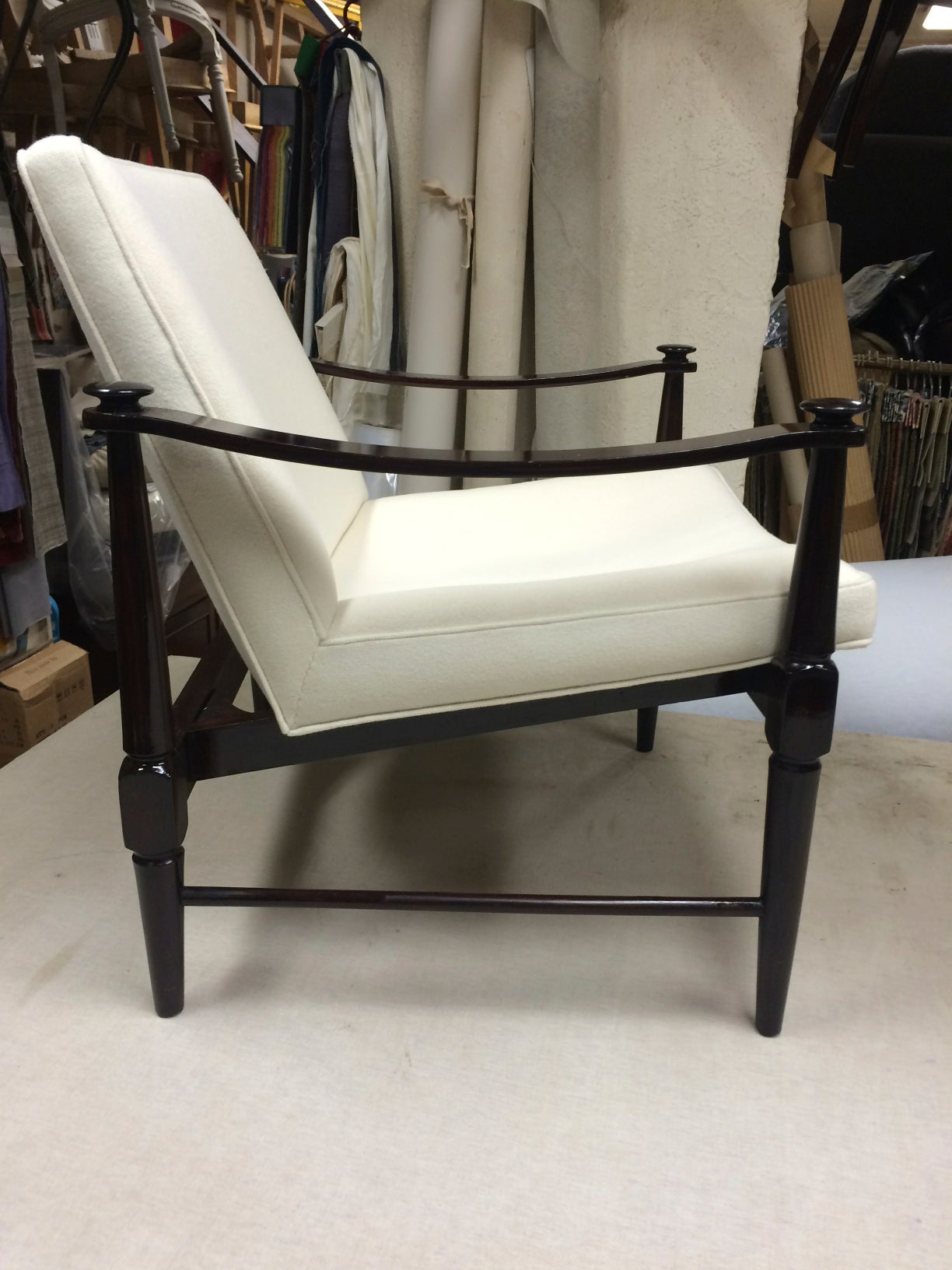 Mid-Century Modern Style of Finn Juhl Pair of Lounge Chairs Newly Reupholstered in Raw White Cloth For Sale