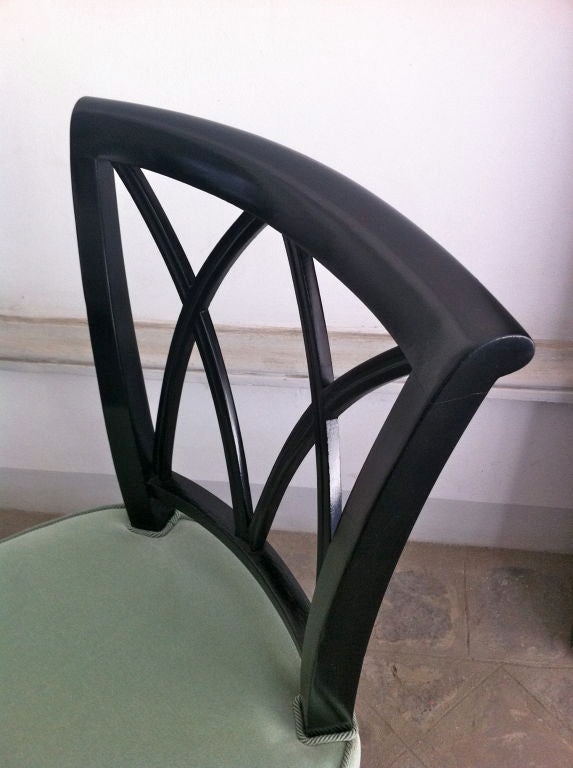 Exceptionnel ensemble de 12 chaises Maurice Hirsch, nouvellement tapissées Bon état - En vente à New York, NY