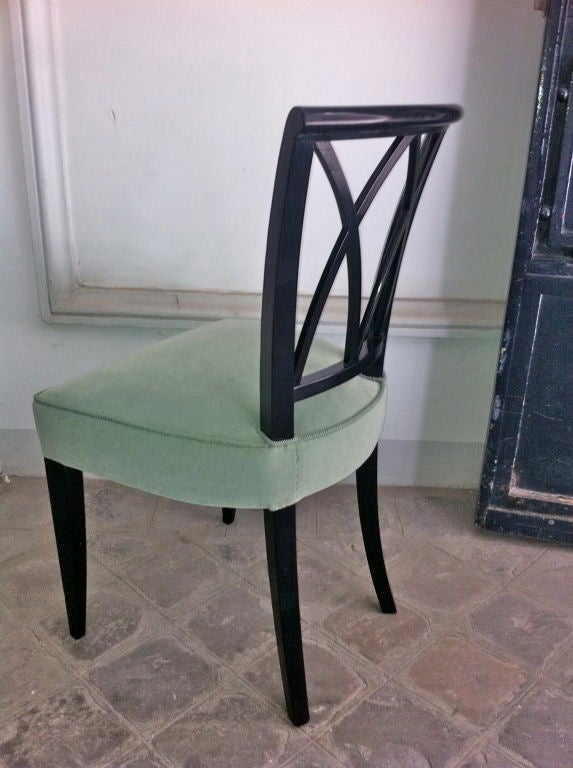 Milieu du XXe siècle Exceptionnel ensemble de 12 chaises Maurice Hirsch, nouvellement tapissées en vente