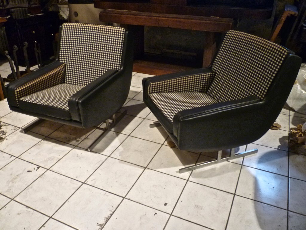 superb check and vynil reversible pair of lounge chairs For Sale 5