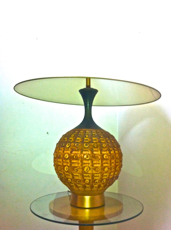 Superb Italian ceramic table lamp with a gold metal base.