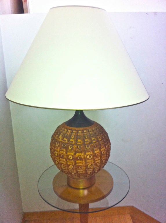 Superb Italian Ceramic Table Lamp with a Gold Metal Base In Good Condition For Sale In Paris, ile de france