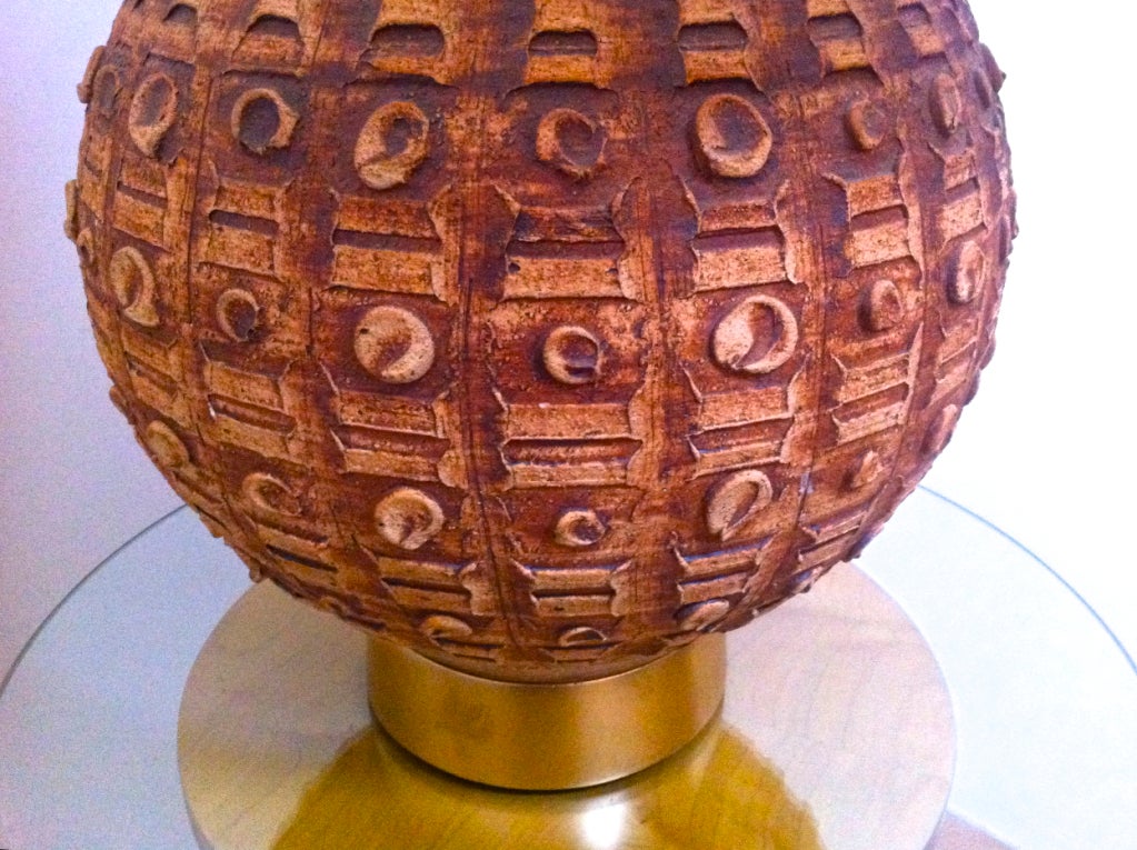 Mid-20th Century Superb Italian Ceramic Table Lamp with a Gold Metal Base For Sale