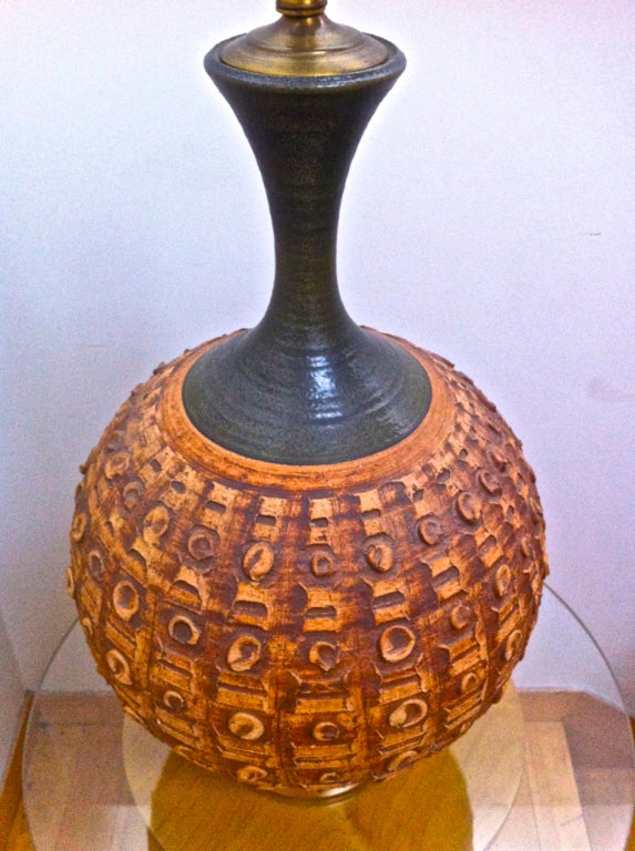 Superb Italian Ceramic Table Lamp with a Gold Metal Base For Sale 1