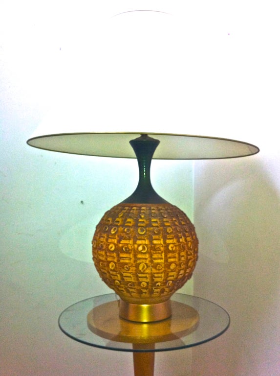 Superb Italian Ceramic Table Lamp with a Gold Metal Base For Sale 5