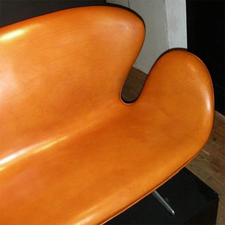 Leather Swann Sofa by Arne Jacobsen