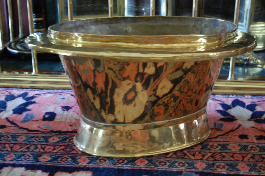 Large Oval Brass Container In Good Condition For Sale In Savannah, GA