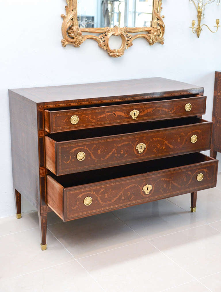 Fine Pair of Italian Neoclassic Marquetry and Parquetry Inlaid Commodes In Excellent Condition For Sale In Hollywood, FL