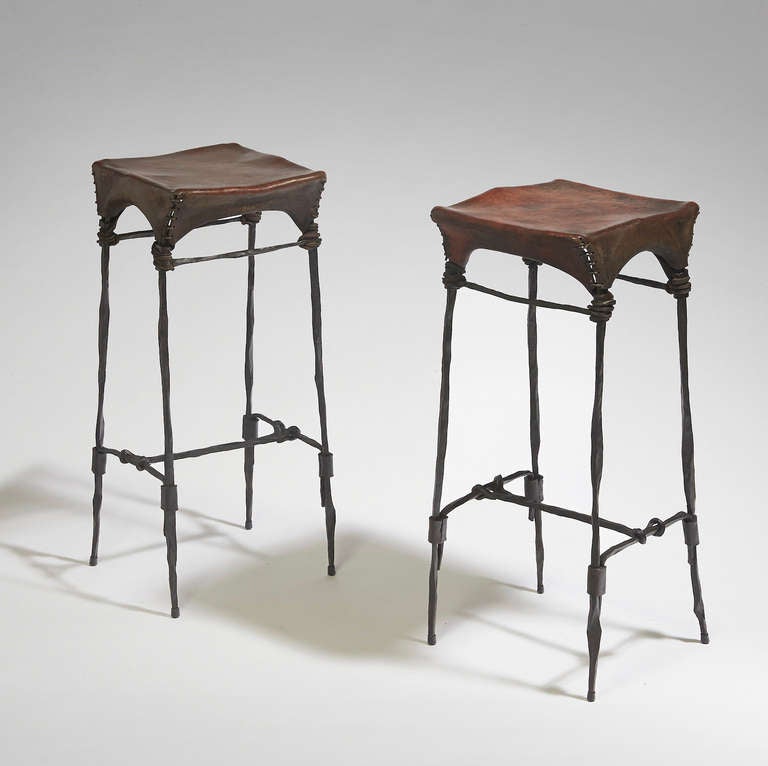 Set of 4 high stools 
Bronze structure 
Brown patina leather seat