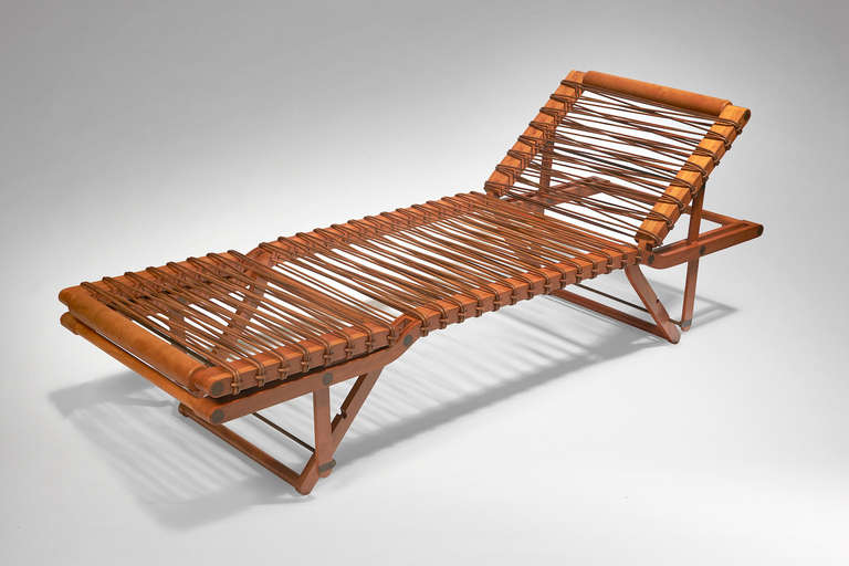 Deck chair with back and footrest reclining
Pear tree structure
Leather taut 
Stamped