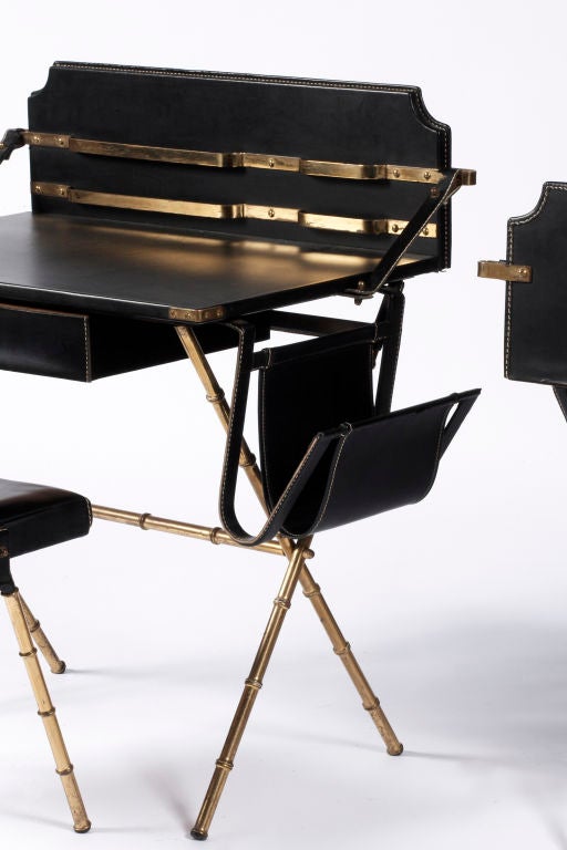 Black imitation leather and brass<br />
Desk with briefcases<br />
1 drawer in front<br />
