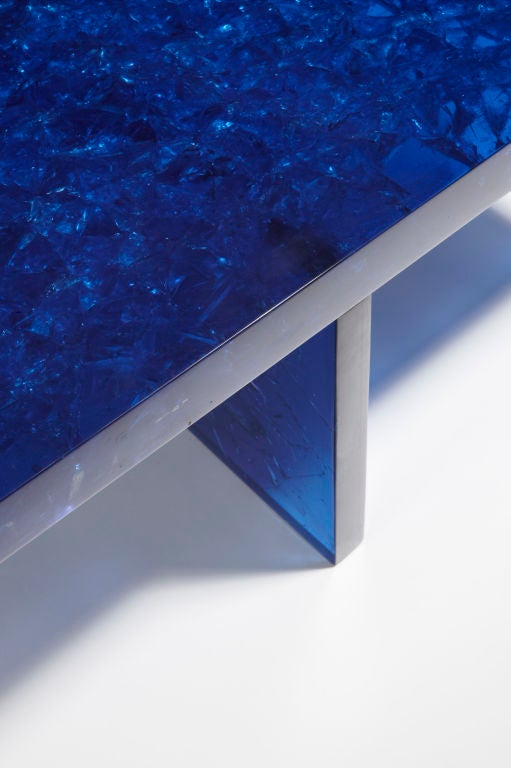 Coffee table in blue fractal resin<br />
Double geometrical feet<br />
Rectangular-shaped top