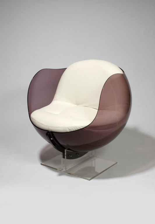 Fauteuil (d'une fausse paire)<br />
Coque en plexiglas teinté pour l'un et plexiglas transparent pour l'autre<br />
Assise en cuir blanc