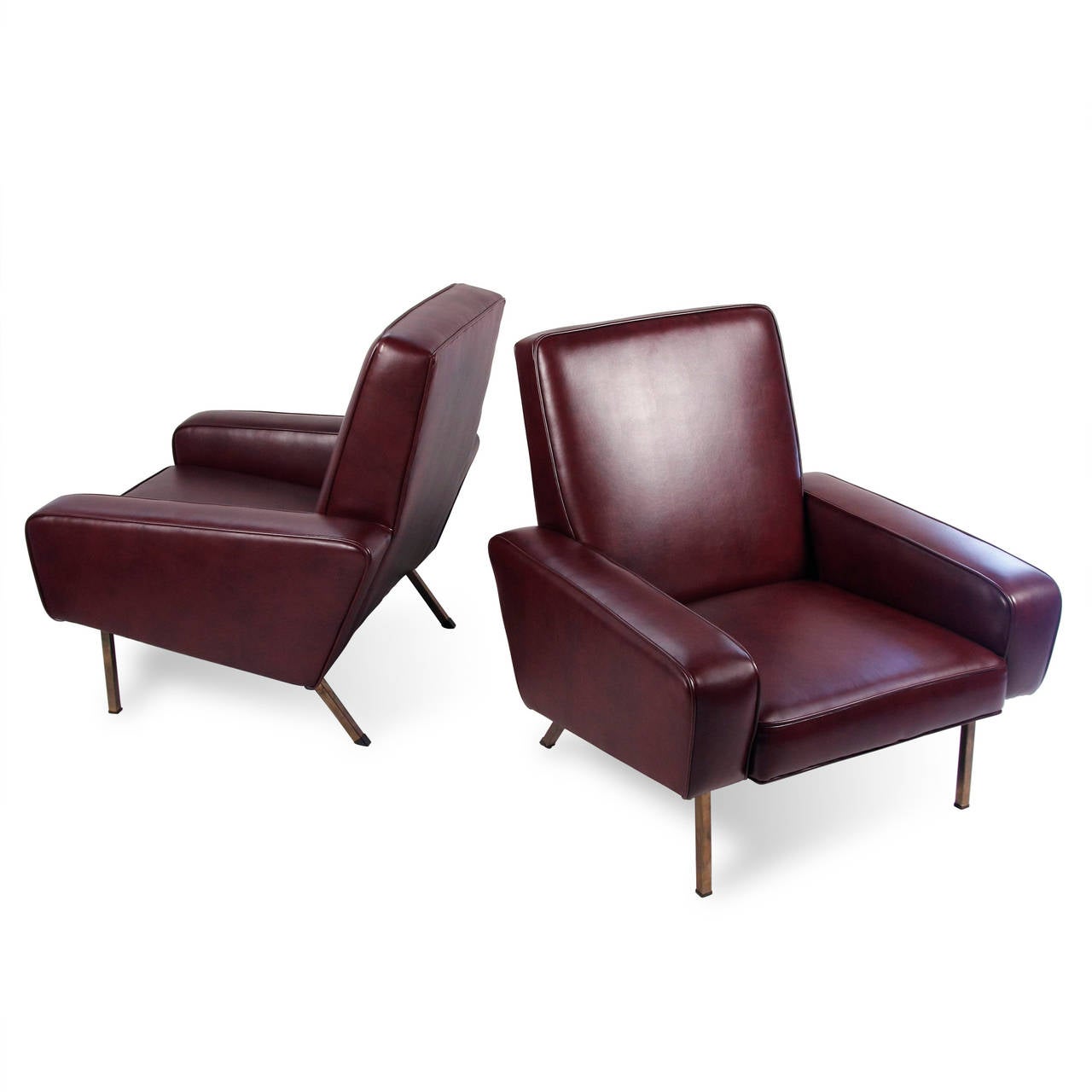 Coppia di poltrone imbottite, con braccioli quadrati sostenuti da gambe tubolari in ottone, di Pierre Guariche per Airborne, Francia, anni Cinquanta. Rivestito di recente in vinile bordeaux di alta qualità. Altezza dello schienale 32 cm, larghezza