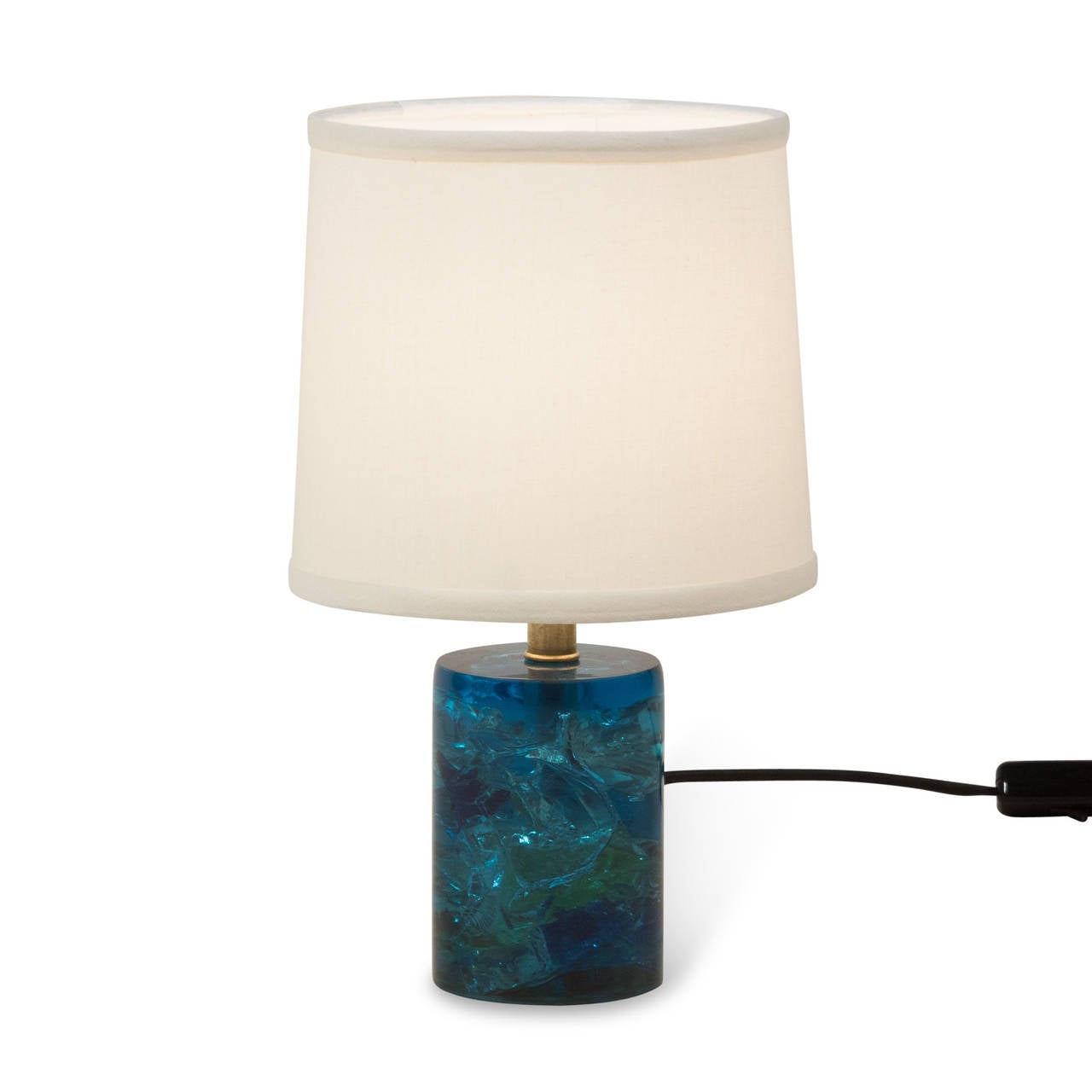 Blue cracked resin small table lamp, with bits of green, in custom silk shade, United Kingdom, late 1960s. Overall height 13 1/2 in, height of base 5 in, diameter of base 3 in. Shade measures top diameter 7 in, bottom diameter 8 in, height 7 in.