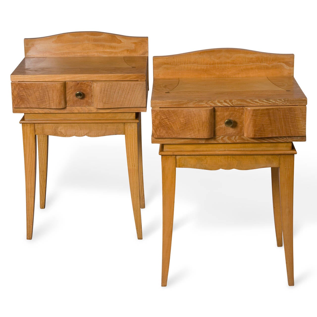 Pair of single drawer oak bedside tables, with gracefully curving front face, apron and back, the legs tapered and slightly arcing outward, the drawers felt lined and the surface having checkerboard 