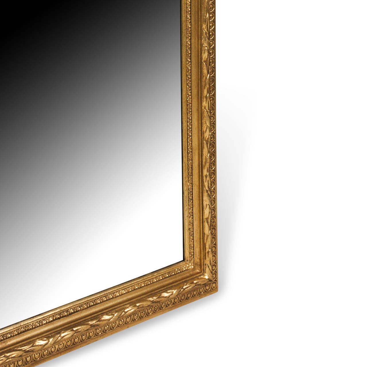 Carved Giltwood Mirror In Excellent Condition For Sale In Brooklyn, NY
