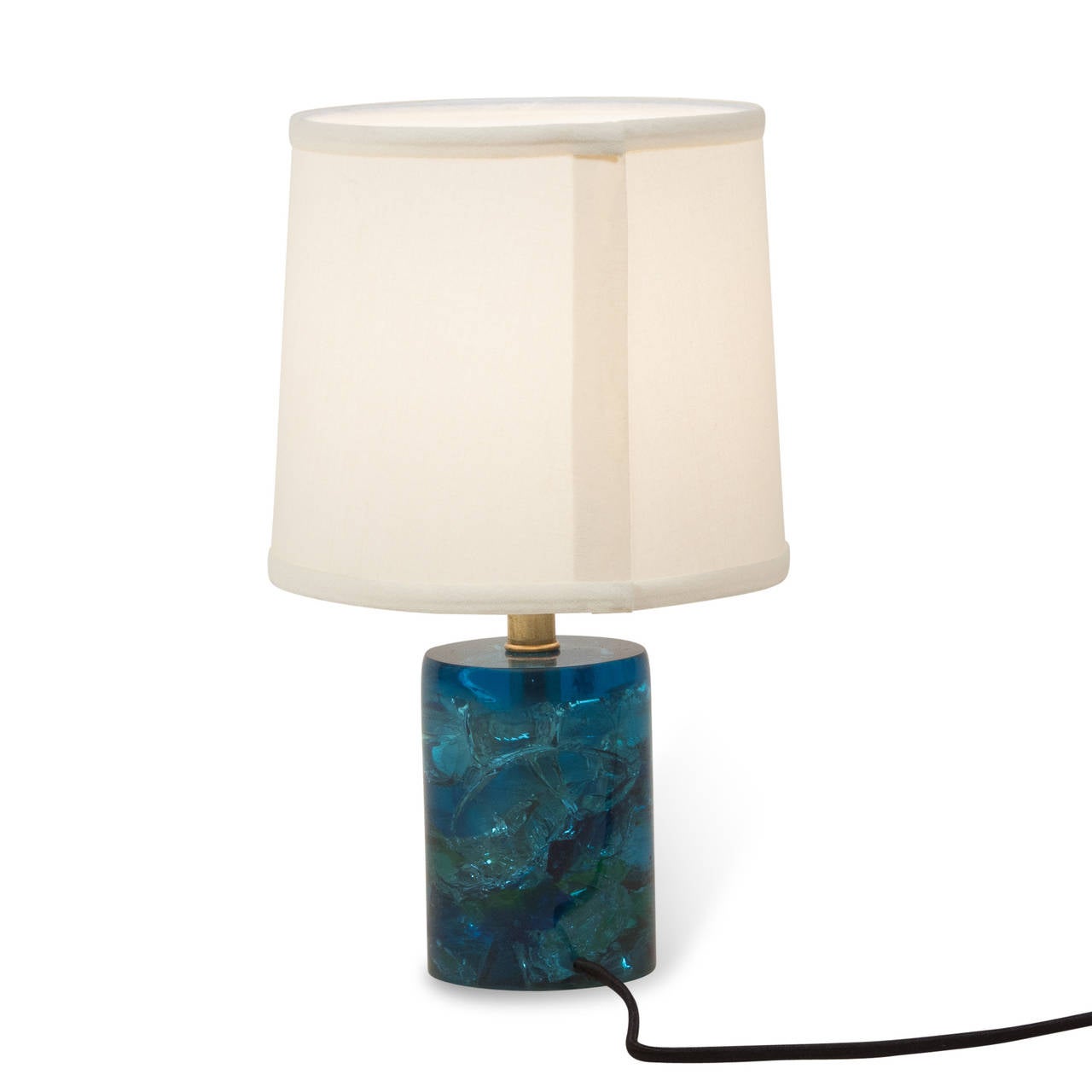 Blue cracked resin small table lamp, with bits of green, in custom silk shade, United Kingdom, late 1960s. Overall height 13 1/2 in, height of base 5 in, diameter of base 3 in. Shade measures top diameter 7 in, bottom diameter 8 in, height 7 in.