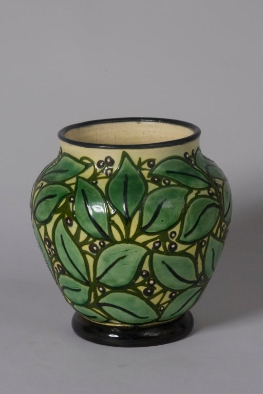 Keramikvase, dekoriert mit grünen Blättern und gelben Beeren auf weißem Grund, mit schwarzem Rand oben und unten, von Max Laeuger für Tonwerk Kandern, Deutschland, 1890er Jahre. Höhe 8 1/2, in, größter Durchmesser 8 1/4 in. (Artikel #1386)