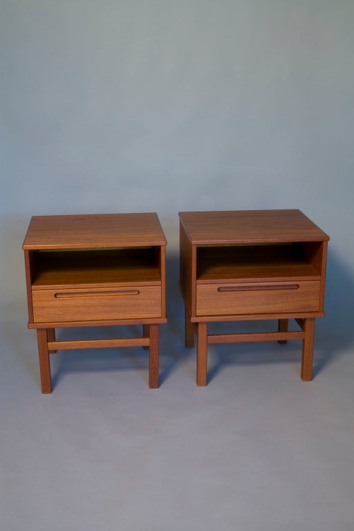 Pair of single drawer open compartment teak end tables or bedside tables, the body resting on four legs joined by stretchers, inset groove drawer pull, By HJN Mobler, Danish, 1950s. Width 19 3/4 in, depth 17 1/4 in, height 22 3/4 in. (Item #1618)