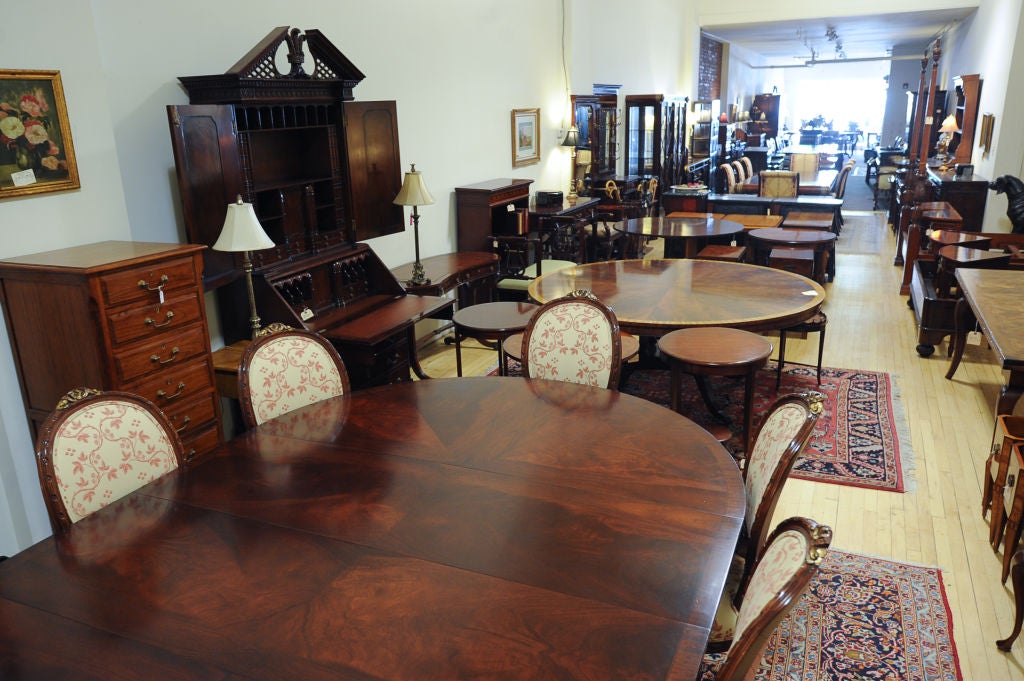 English Mahogany Round to Oval Table