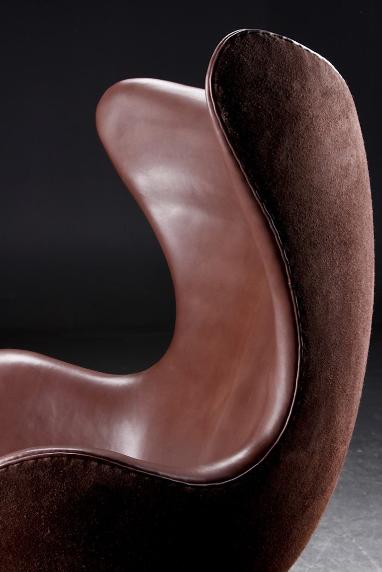 Fabulous Arne Jacobsen Lounge chair model - Egg - on moulded swivel four-star aluminium foot.
Designed 1958-59 for the Hotel Royal in Copenhagen. Produced by Fritz Hansen, model 3316.
Reupholstered in Coffee Range Aniline leather, suede on the