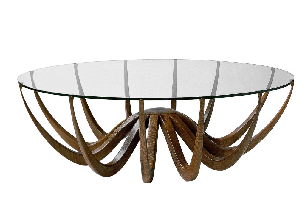 Twelve arches of solid walnut Dordogne assemble into ellipse in the center of the table and bearing a tray of annealed glass of 10mm.
After each 