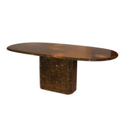 Oval resin table with inclusion of mica