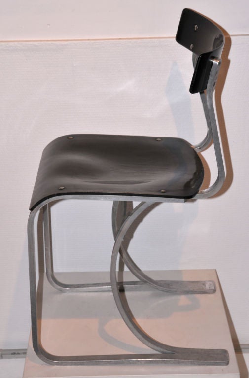 Chair WB 301 by Marcel Breuer,<br />
Bent aluminum, painted plywood<br />
edition: stylclair