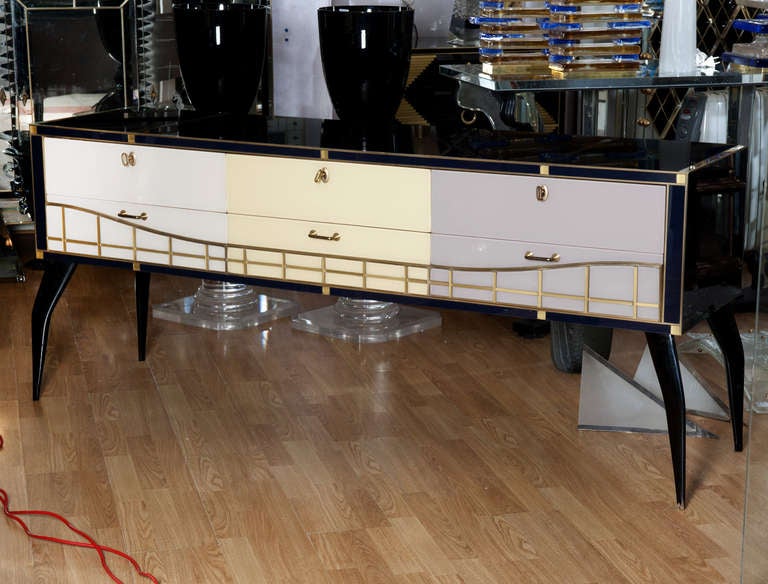 Commode all in mirror with six drawers.