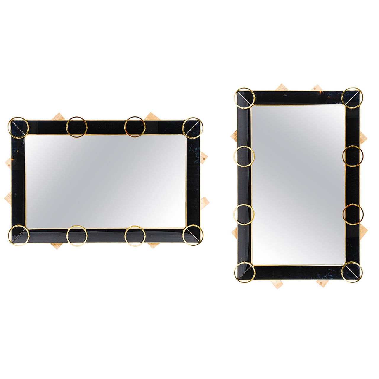 Specchio con vetro nero e finiture in ottone
